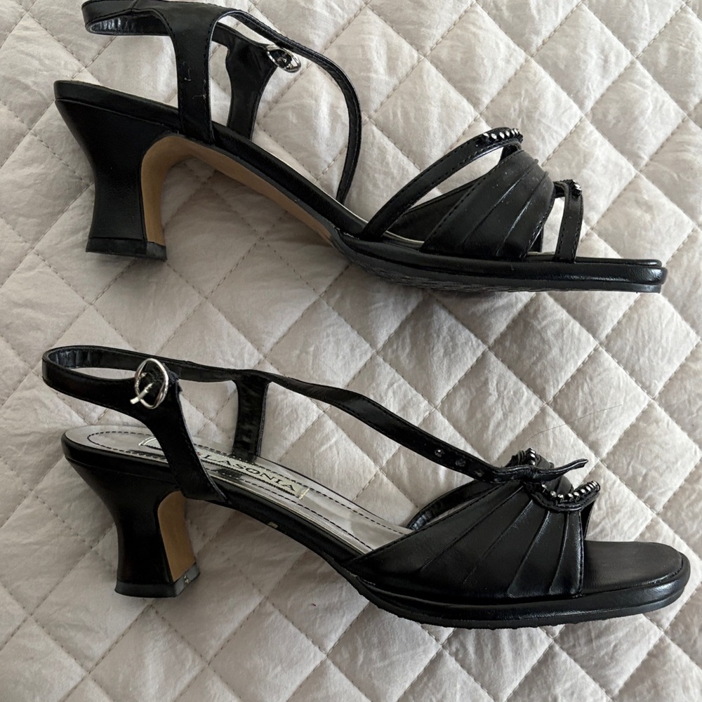 NEW BLACK KITTEN HEELS